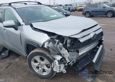 2021 Toyota Rav4 Xle z USA, uszkodzony, nr VIN 2T3P1RFV5MC246676